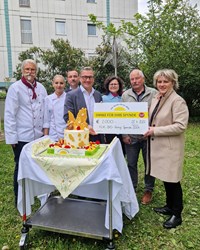 Spendenübergabe mit Franz Furman, Küchenleiter am MC4, Konditorin Katja Janovits, Einkaufsleiter Alfons Steimetz, MSc, MBA, Kaufmännischer Direktor Mag. Günter Dorfinger, MBA, stv. kaufm. Direktorin Mag.a Gabriela Neumaier, MMBA, MAS, Gerhard Kreindl, stv. Kassier der OÖ Kinder-Krebs-Hilfe, Christiane Mundl, Obfrau der OÖ. Kinder-Krebs-Hilfe