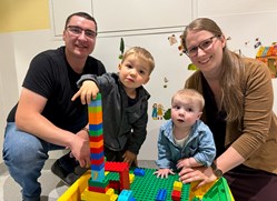 Familie Ziegelwanger vor einem Kontrolltermin im Wartebereich des Kepler Uniklinikums