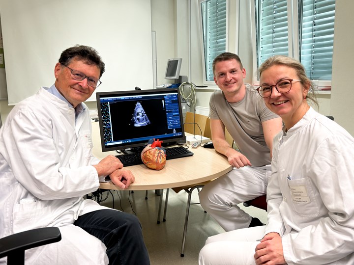 v. r. n. l.: Prim. Univ.-Prof. Dr. Gerald Tulzer, OA Priv.-Doz. Dr. Andreas Tulzer, Ph.D., OÄ Dr.in Iris Scharnreitner vor einem Bildschirm mit Herzmodell