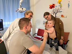 OA Priv.-Doz. Dr. Andreas Tulzer, Ph.D. und OÄ Dr.in Iris Scharnreitner bei der Untersuchung des kleinen Patienten Nils Ziegelwanger