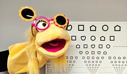 Handpuppe beim Sehtest