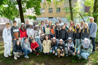 Gruppenfoto: Gemeinsam mit Schülerinnen und Schülern des Kevenhüller-Gymnasiums legten Agrar-Landesrätin Michaela Langer-Weninger und LH-Stv.in Christine Haberlander eine Wildblumenwiese am Kepler Universitätsklinikum (KUK) an.