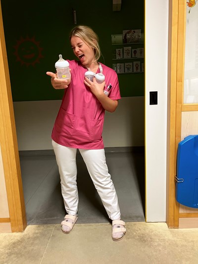DGKP Marlene Rohrauer mit Babyflaschen bei der Arbeit