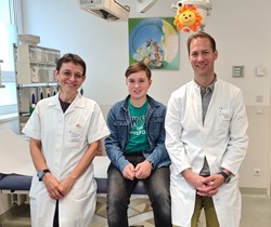 Priv.-Doz.in Dr.in Gudrun Gröppel (li.) und OA Dr. Christian Auer (re.) mit ihrem erfolgreich behandelten Epilepsie-Patienten
