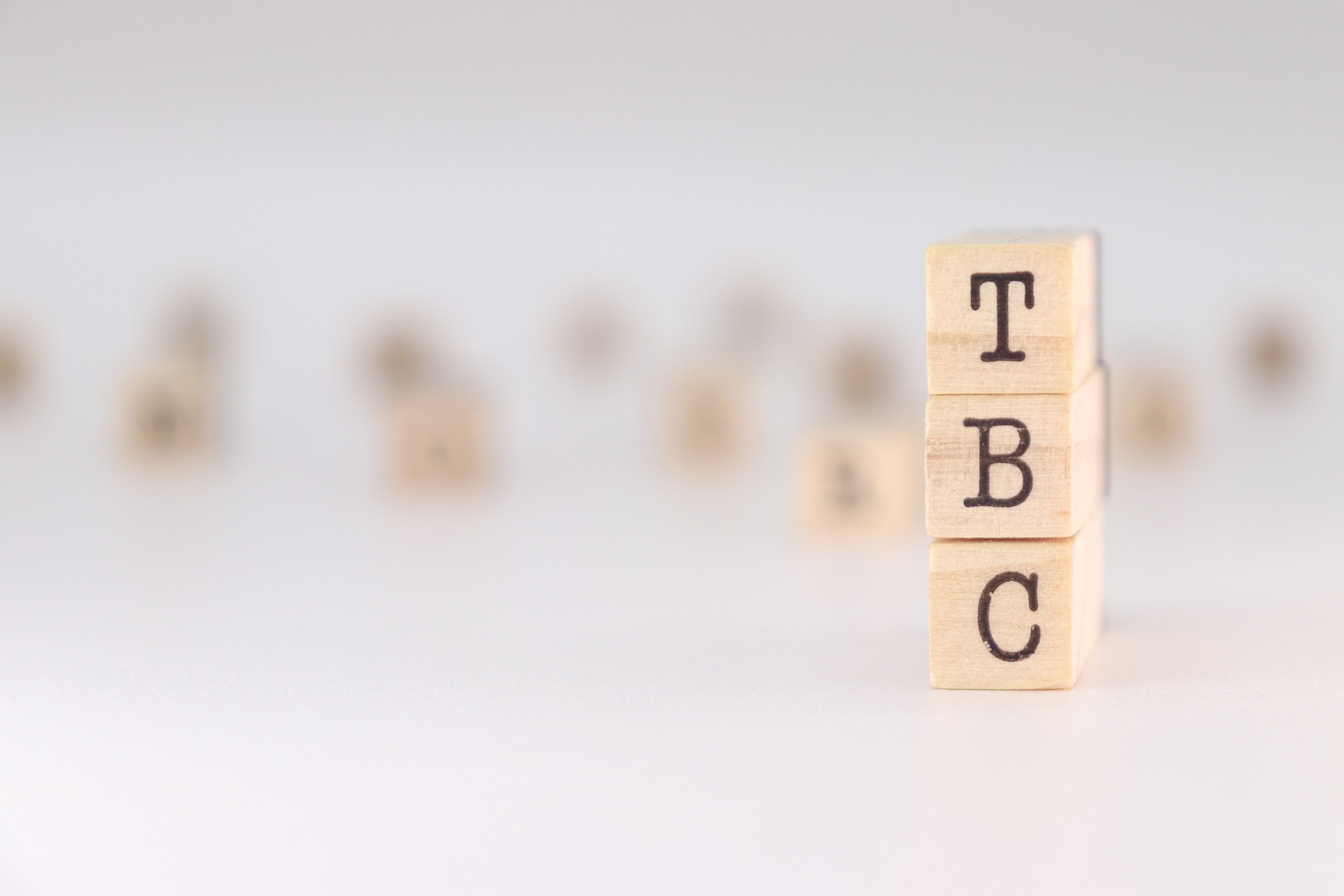 Gestapelte Holzwürfel mit Schriftzug "TBC"
