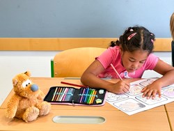 Diabetikerkind malt auf Schulungsunterlagen bei "Fit für die Schule"