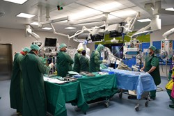 Einsatz einer neuartigen biologischen MiItralklappe in einem OP des Kepler Uniklinikums