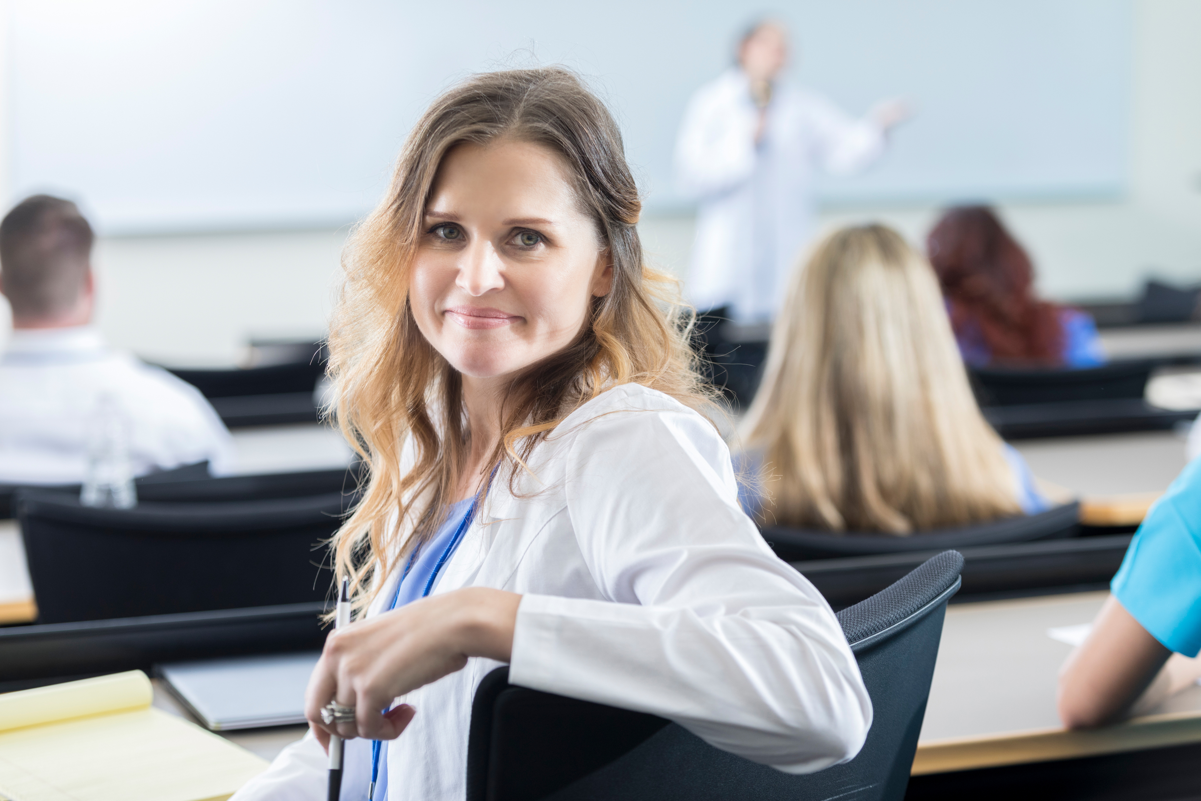 Jungärztin bei einem Vortrag