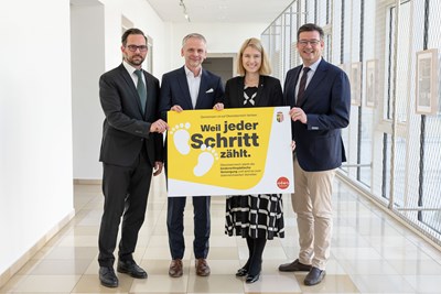 v. l. n. r.: Prim. Prof. DDr. Reinhold Ortmaier (Leiter der Abteilung für Orthopädie Ordensklinikum Linz Barmherzige Schwestern), Prim. Prof. Dr. Björn Rath (Leiter der Abteilung für Orthopädie und Orthopädische Chirurgie Klinikum Wels-Grieskirchen), Gesundheitslandesrätin LH-Stv.in Mag.a Christine Haberlander, Univ.-Prof. Dr. Tobias Gotterbarm (Vorstand der Universitätsklinik für Orthopädie und Traumatologie am Kepler Universitätsklinikum)