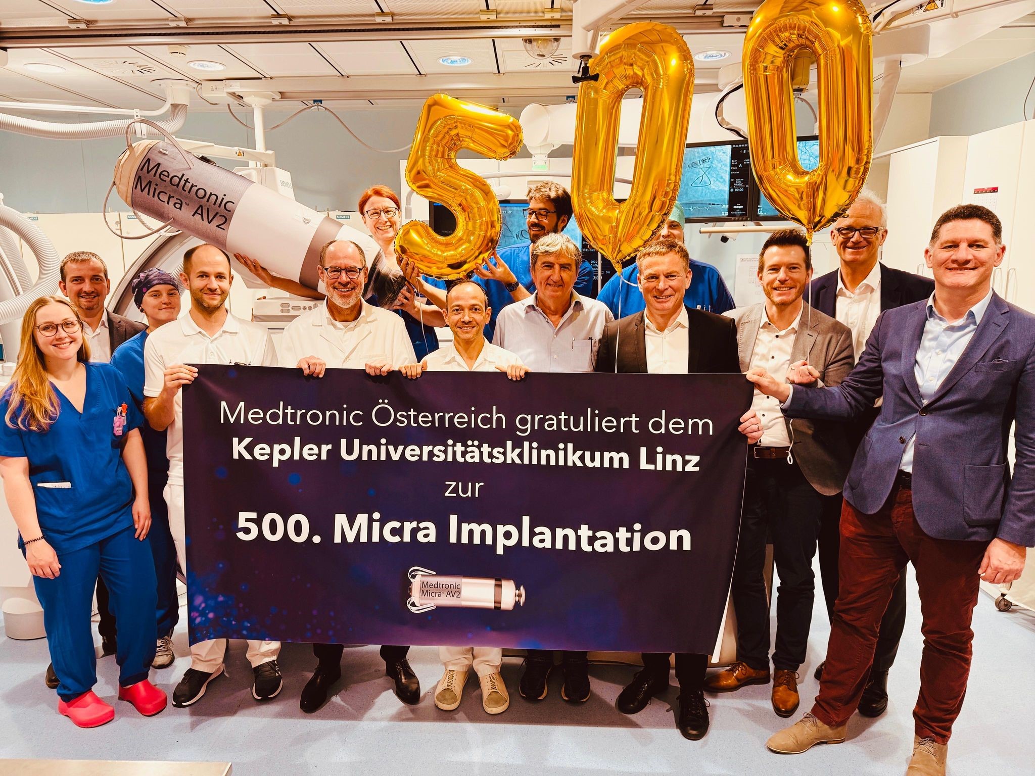 Teamfoto anlässlich der Implantation des 500. Micra Herzschrittmachers