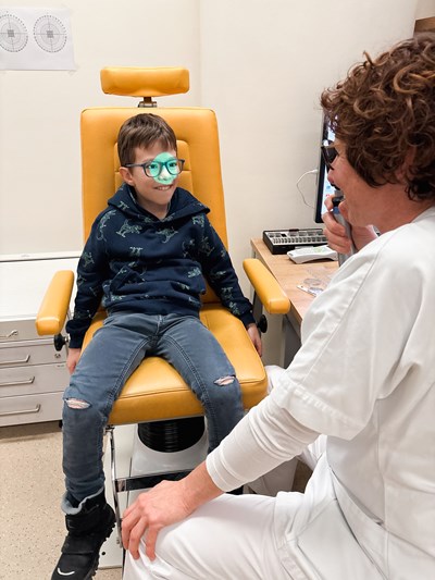 Orthoptistin Ulrike Pichler mit einem kleinen Patienten