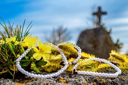 Perlenarmbänder für verstorbene Früh- oder Neugeborene und deren Familien auf Grabblumen