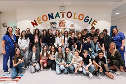 Schülerinnen und Schüler der Klasse 2M des Khevenhüller Gymnasiums Linz mit DGKPin Elisabeth Gramberger (li.) und Ideengeberin DGKPin Birgit Kapeller sowie Klassenvorständin Mag.a Kargl Melanie (re.)