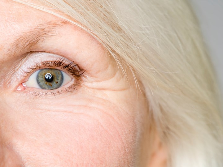 Nahaufnahme des Auges einer älteren Dame