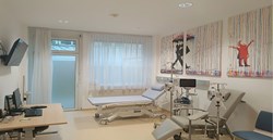 Behandlungsraum in der Ambulanz für chronisch kranke Kinder und Jugendliche am Kepler Uniklinikum