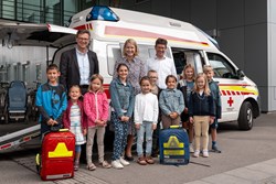 v. l. n. r.: Geschäftsführer Mag. Dr. Franz Harnoncourt, Gesundheitsreferentin LH-Stv.in Mag.a Christine Haberlander und Ärztlicher Direktor Priv.-Doz. Dr. Karl-Heinz Stadlbauer mit Kindern der Sommerkinderbetreuung