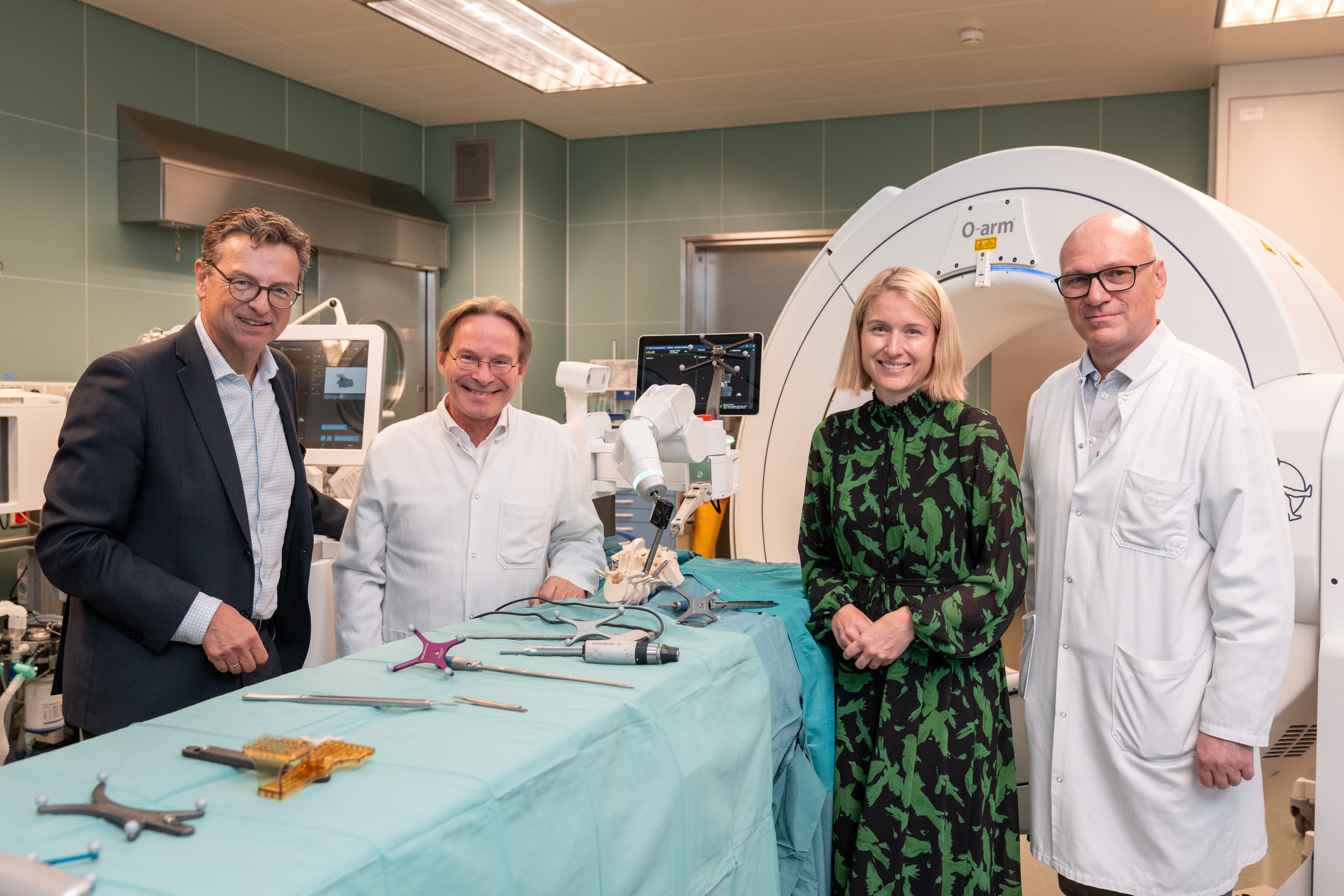 v. l. n. r.: Geschäftsführer Mag. Dr. Franz Harnoncourt, Univ.-Prof. Dr. Andreas Gruber, MBA LLM, Gesundheitsreferentin LH-Stv.in Mag.a Christine Haberlander und PD Dr. Dr. Wolfgang Senker mit dem "Mazor-OP-Roboter"