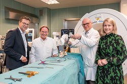 v. l. n. r.: Geschäftsführer Mag. Dr. Franz Harnoncourt, Univ.-Prof. Dr. Andreas Gruber, MBA LLM, PD Dr. Dr. Wolfgang Senker und Gesundheitsreferentin LH-Stv.in Mag.a Christine Haberlander mit dem "Mazor-OP-Roboter"