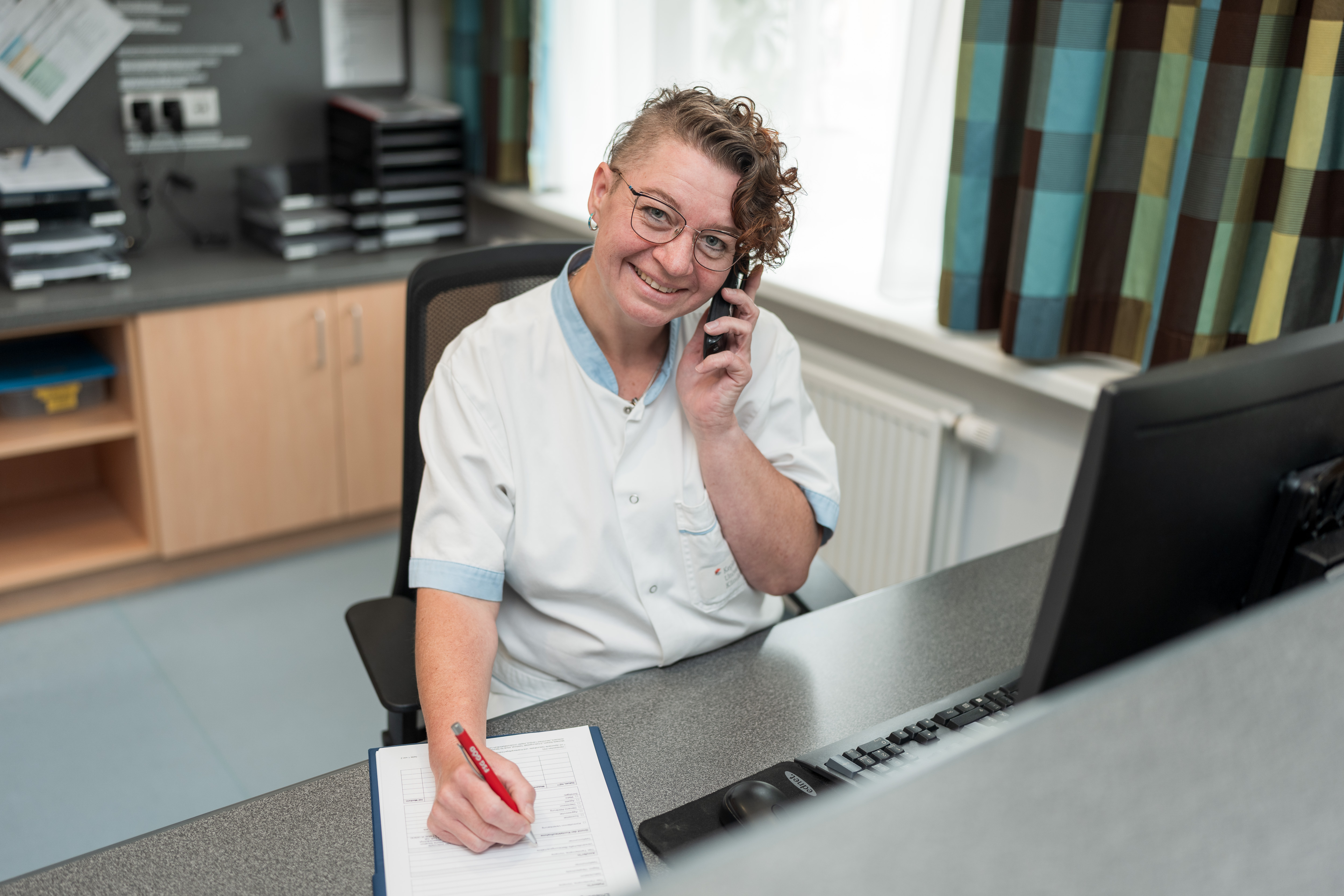 Mitarbeiterin der Klinik für Neurologisch-Psychiatrische Gerontologie beim Anmelde-Stützpunkt