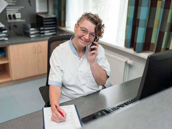 Mitarbeiterin der Klinik für Neurologisch-Psychiatrische Gerontologie beim Anmelde-Stützpunkt