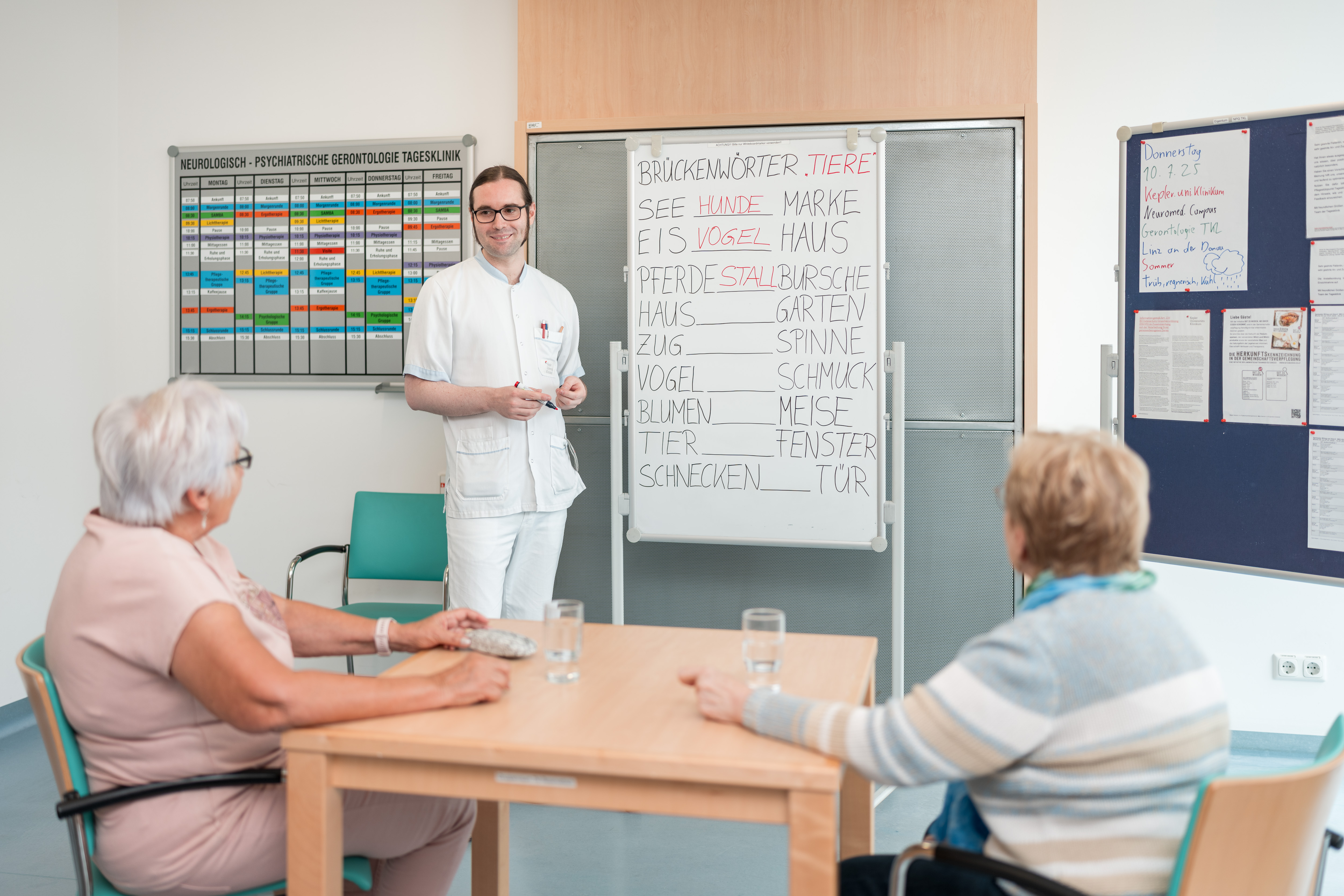 Pflegekraft mit zwei Patientinnen