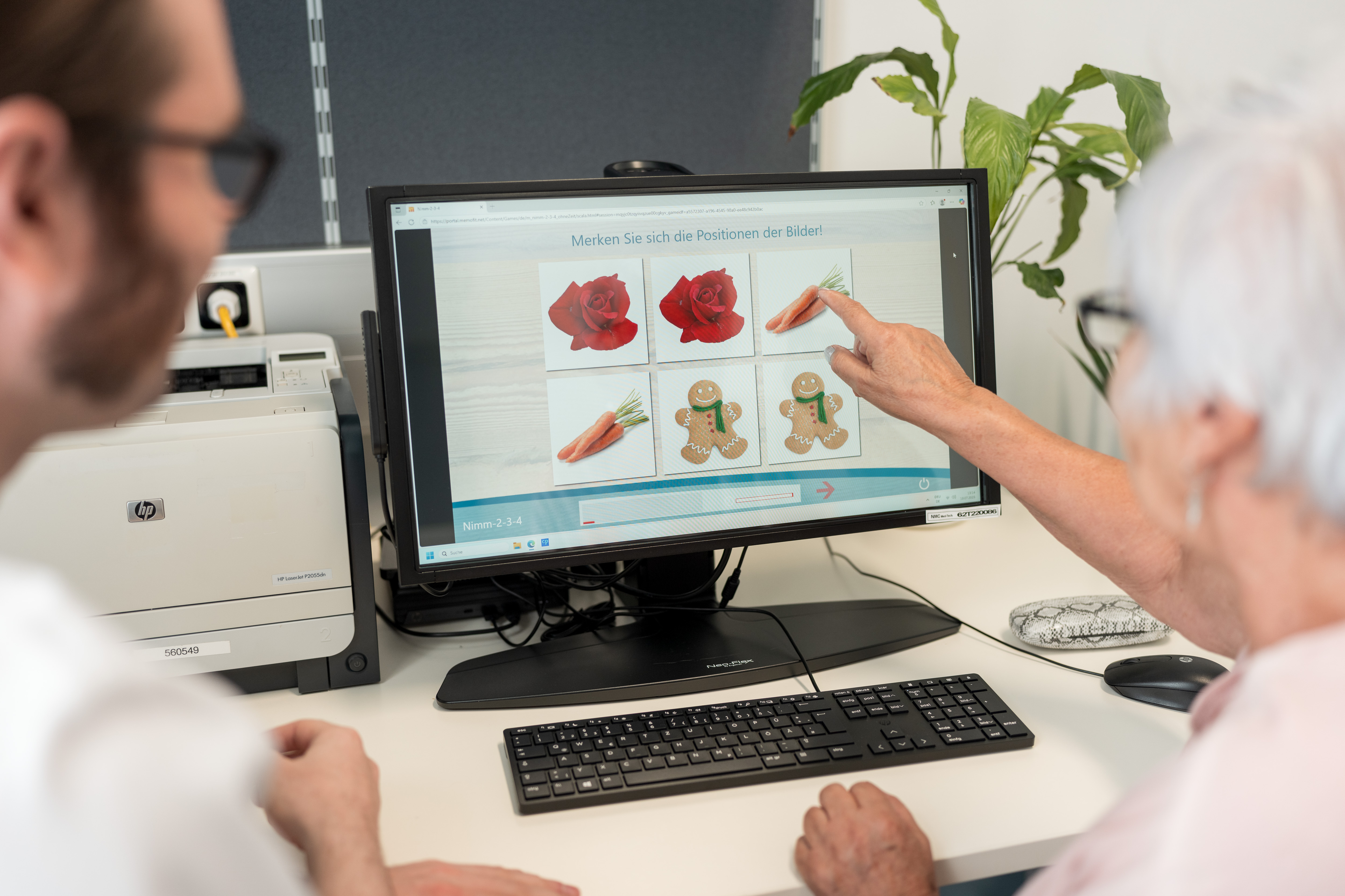 Pflegekraft mit Patientin beim Memory spielen