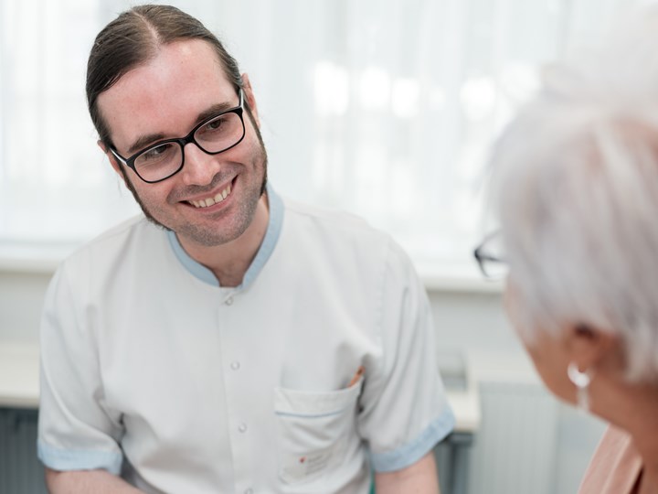 Pflegekraft beim Gehirntraining mit Patientin