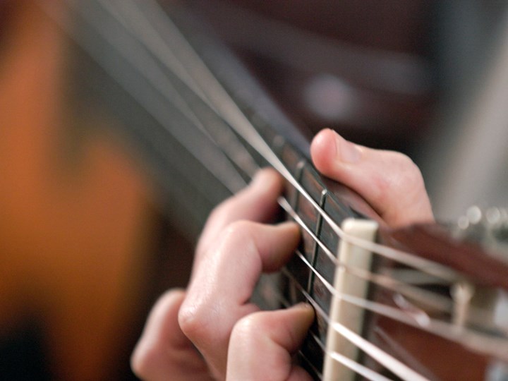 Nahaufnahme eines Gitarrenspiels