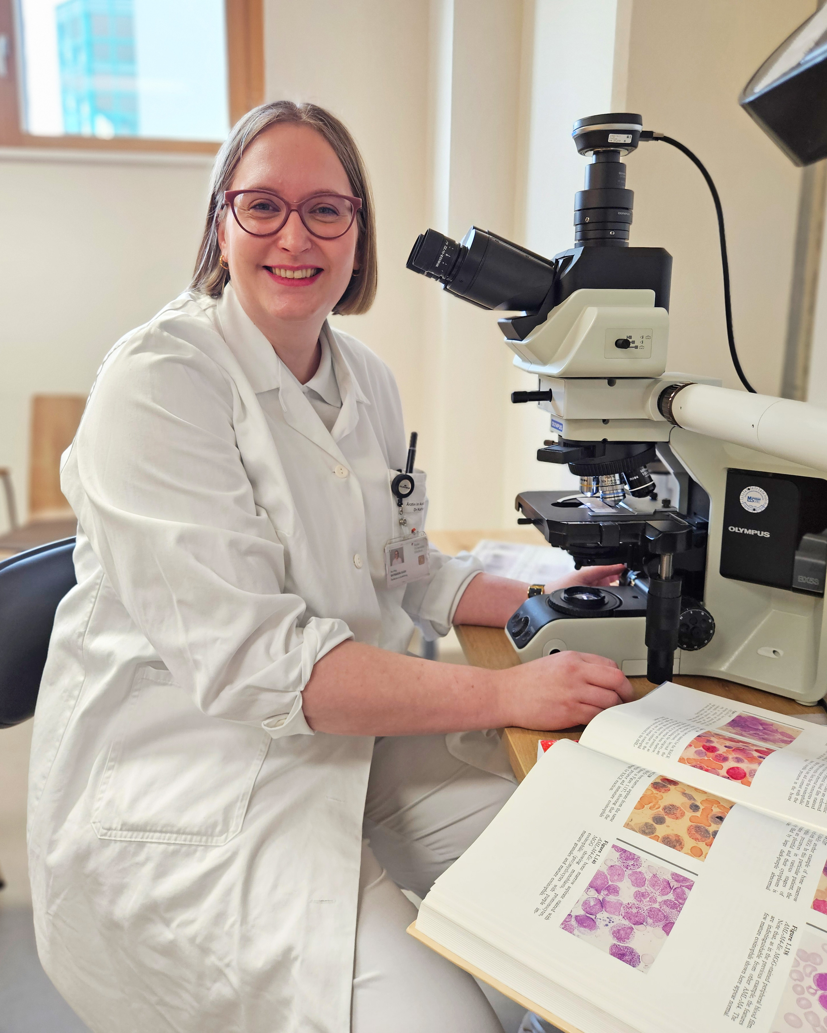 Dr.in Klein beim Mikroskopieren