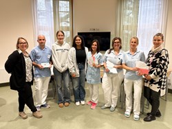 DGKP Karin Engl, MBA (li.) mit Teammitgliedern aus der Pflege und Schülerinnen des Europagymnasiums Auhof bei der Übergabe der Briefe