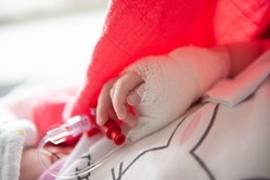 Baby auf der Intensivstation des Kepler Universitätsklinikums