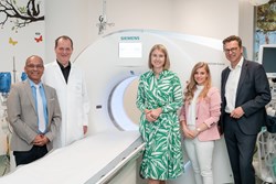 Stolz auf den Forschungsstandort OÖ (v. l. n. r.): CIO DI (FH) Humayaun Kabir, MBA, Univ.-Prof. Dr. Franz Fellner (Vorstand Zentrales Radiologie Institut, KUK), LH-Stv.in Mag.a Christine Haberlander, Vanessa Haslwanter, BSc MA (Projektleiterin MIT) und Mag. Dr. Franz Harnoncourt (Vorsitzender OÖG-Geschäftsführung)