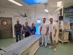 Das „MAIDA“- Projektteam (v. l. n. r.): Bela Villanyi, Bernd Göttel und Vanessa Haslwanter, BSc MA (Medizininformatik und Informationstechnologie), Ass.-Dr. Julian Niedermair, OA Dr. Mario Scala (Zentrales Radiologie Institut, Kepler Universitätsklinikum)