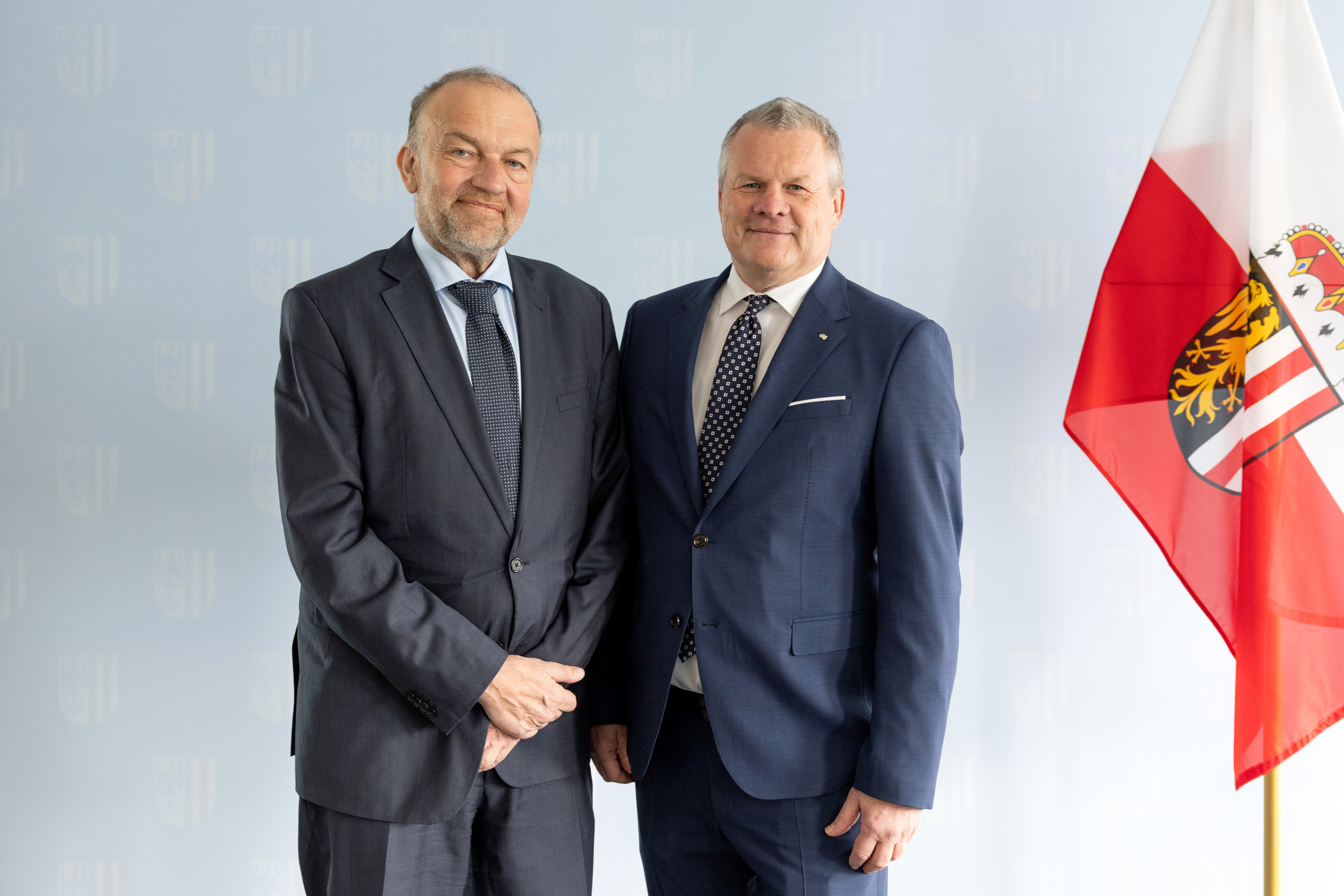 Dr. Tilman Königswieser, MPH (r.) wird neuer Vorsitzender der Geschäftsführung in der Oberösterreichischen Gesundheitsholding GmbH und Univ. Prof. Dr. Meinhard Lukas (l.) übernimmt die Geschäftsführung der Kepler Universitätsklinikum GmbH