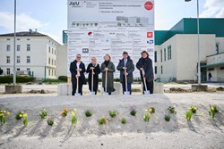 v.l.n.r.: Kaufmännischer Direktor Mag. Günther Dorfinger, MBA; Pflegedirektorin Simone Pammer, MBA; Landeshauptmann-Stellvertreterin Mag.a Christine Haberlander; Ärztlicher Direktor Priv.-Doz. Dr. Karl-Heinz Stadlbauer; Architekt und Geschäftsführender Gründungspartner von JSWD Prof. Olaf Arne Drehsen