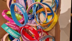 Stärkende Armbänder für Epilepsiepatientinnen und -patienten