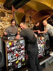 Gute Laune am DJ-Pult