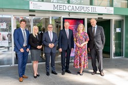 v. l.: Priv.-Doz. Dr. Karl-Heinz Stadlbauer (Ärztlicher Direktor), Simone Pammer, MBA (Pflegedirektorin), Mag. Günther Dorfinger, MBA (Kaufmännischer Direktor), Mag. Thomas Stelzer (Landeshauptmann), Mag.a Christine Haberlander (LH-Stv.in, Gesundheitslandesrätin), Univ.-Prof. Dr. Meinhard Lukas (Geschäftsführer)