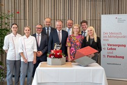 v. l.: Laura Spreitzer und Katja Janovits (Konditorinnen), Mag. Günther Dorfinger, MBA (Kaufmännischer Direktor), Univ.-Prof. Dr. Meinhard Lukas (Geschäftsführer), Mag. Thomas Stelzer (Landeshauptmann), Dr. Tilman Königswieser, MPH (Vorsitzender der Geschäftsführung, OÖG), Mag.a Christine Haberlander (LH-Stv.in, Gesundheitslandesrätin), Priv.-Doz. Dr. Karl-Heinz Stadlbauer (Ärztlicher Direktor), Simone Pammer, MBA (Pflegedirektorin)