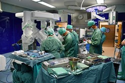 Eine der ersten roboterassistierten Bypassoperationen am Kepler Uniklinikum