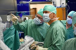 Univ.-Prof. Dr. Zierer (re.) und Štěpán Černý, MD, PHD (li.) bei einer der ersten roboterassistierten Bypassoperationen am Kepler Uniklinikum