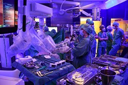 OP-Team bei einer der ersten roboterassistierten Bypassoperationen am Kepler Uniklinikum
