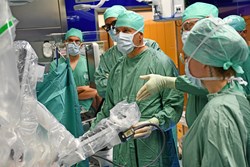 Univ.-Prof. Dr. Zierer und das hochspezialisierte OP-Team bei einer der ersten roboterassistierten Bypassoperationen am Kepler Uniklinikum