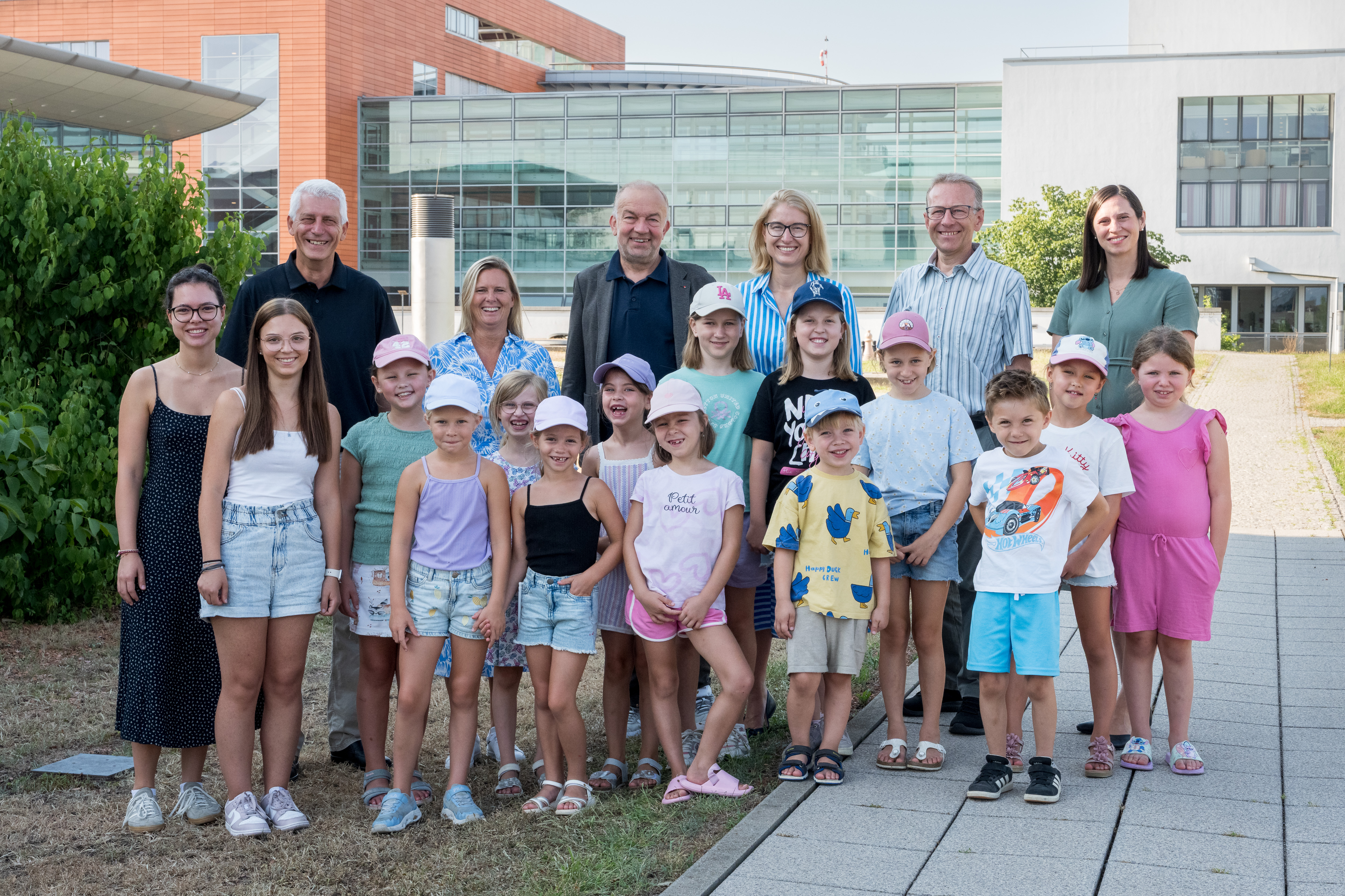 v.r.n.l. (hinten): Kurt Leitner (BTS, Verantwortung der Kinderbetreuung am NMC), Bettina Obermüller (BTS, Verantwortung der Kinderbetreuung am MC), Univ.-Prof. Dr. Meinhard Lukas (Geschäftsführung KUK), LH Stv.in Mag.a Christine Haberlander (Gesundheitslandesrätin), Rudolf Hraba (BTS, Sicherheitsfachkraft NMC), DGKP Doris Lichtenberger-Obermair, BSc, MA (Standortleitung Pflege NMC); v.r.n.l. (vorne): Betreuerinnen Linda Fellhofer und Fiona Kleinbauer mit den "Sommerkindern"