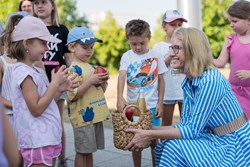 Gesundheitslandesrätin LH Stv.in Mag.a Christine Haberlander verteilt Äpfel an die Sommerkinder des Kepler Uniklinikums