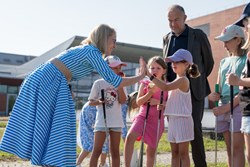  Gesundheitslandesrätin LH Stv.in Mag.a Christine Haberlander und Geschäftsführer des Kepler Uniklinikums Univ.-Prof. Dr. Meinhard Lukas beim Minigolfspielen mit den "Sommerkindern"