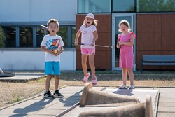 Kinder von Mitarbeitenden des Kepler Uniklinikums voller Elan beim Minigolfspiel im Rahmen der Sommerkinderbetreuung