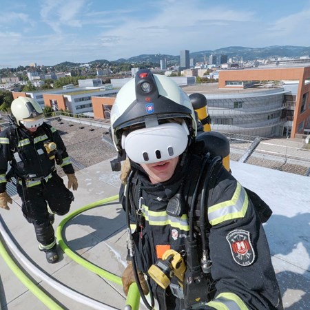 Feuerwehrleute mit VR-Brillen auf einem Dach in Graz üben eine Übung.