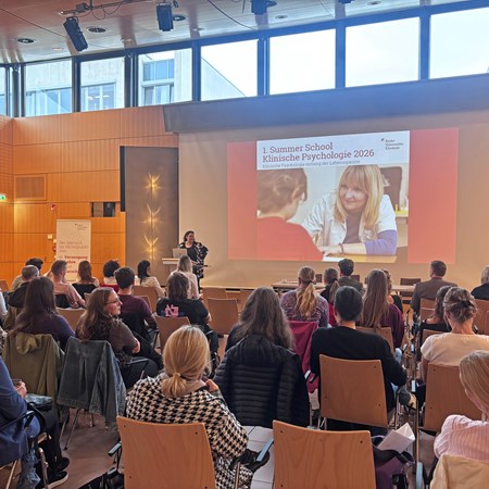 Vortragende hält Präsentation zur Klinischen Psychologie 2026 vor Publikum in Hörsaal