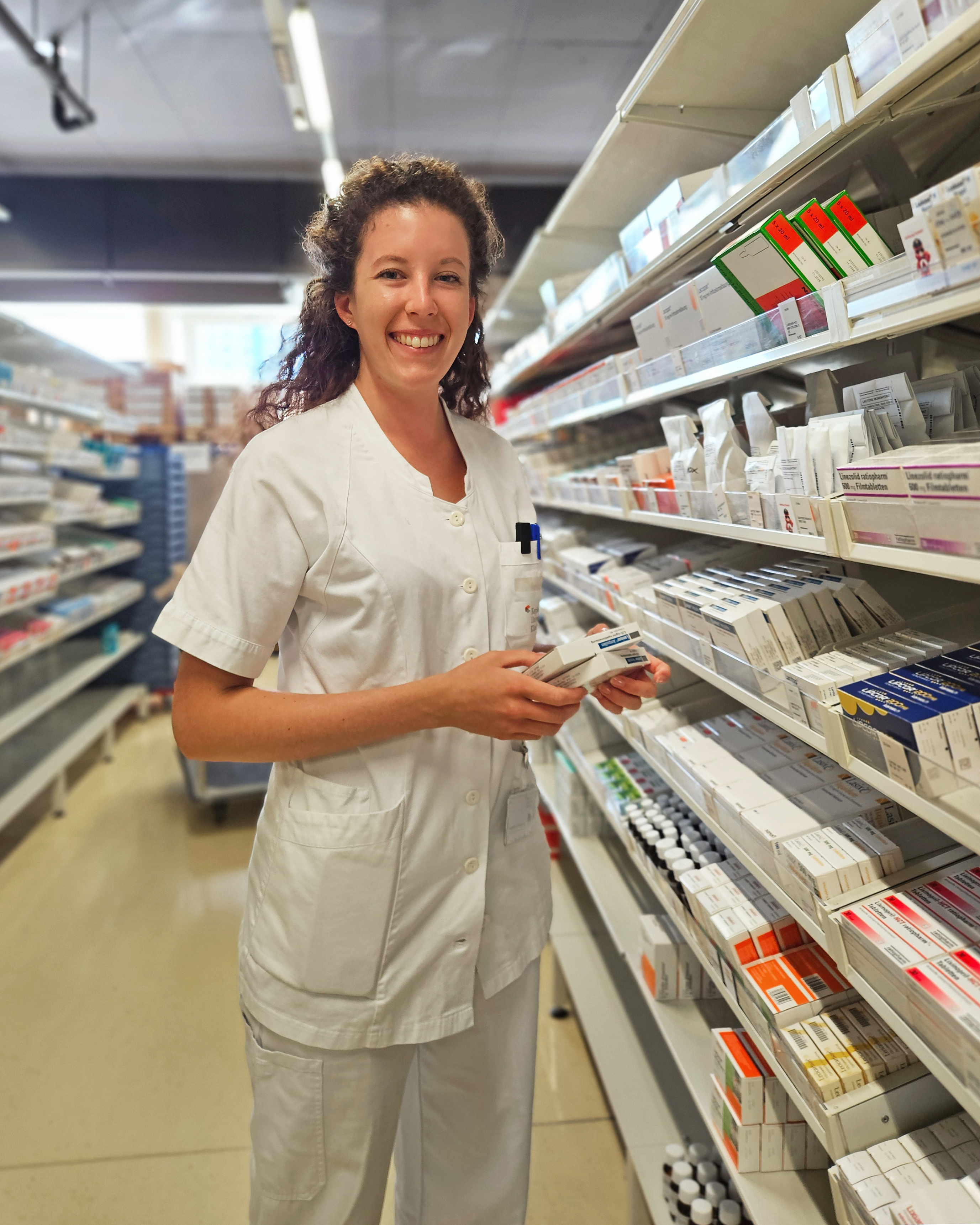 Anna Rosenbichler während ihres Ferialjobs in der Apotheke